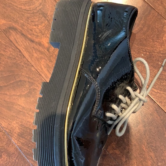 Lug sole lace ups SZ 6 / black patent w/ gold rand - Picture 5 of 7